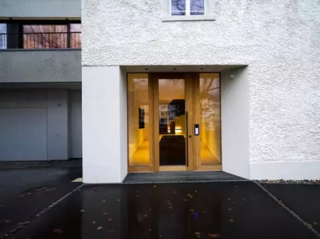 Gebäude-Eingangstür zur Kinesiologie-Praxis von Gabi Bernhart in Bregenz