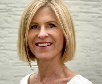 Porträtbild von Kinesiologin Gabi Bernhart, Expertin für Kinesiologie und ganzheitliche Unterstützung zur Verbesserung von Gesundheit und Wohlbefinden.